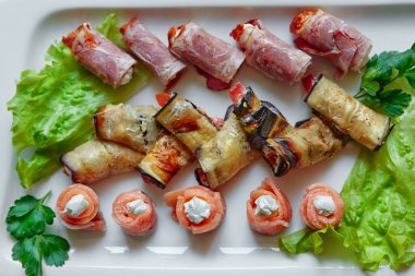 Resepsiyonlar için kanepeler, büfeler, festival masası için aperatifler. Mini somon ruloları, patlıcan, jambon ve farklı dolgular..