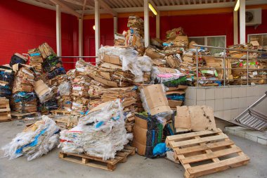 Marketin arkasında satılan mallardan büyük bir karton kutu yığını var. Kentsel kirlilik kavramı.