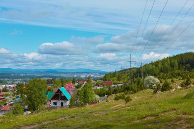 Miassa şehrinin eski kısmının manzarası. Şehrin güney kesiminde yer almaktadır. Arka planda güney Urallar 'ın sıradağlarını görebilirsiniz..