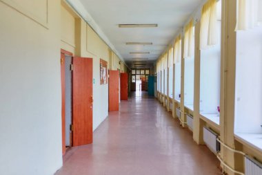 Geleceğe uzanan boş bir okul koridoru. Tatil konsepti, karantina, tahliye.