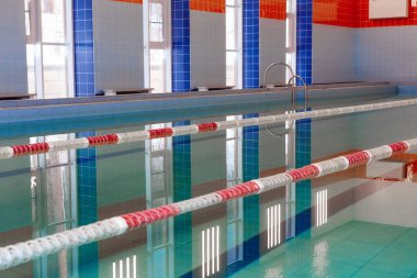 Yüzme havuzu. Yüzme havuzunun boş izleri