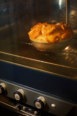 Geleneksel Rus düğün ekmeği fırında pişirilir. Korovai