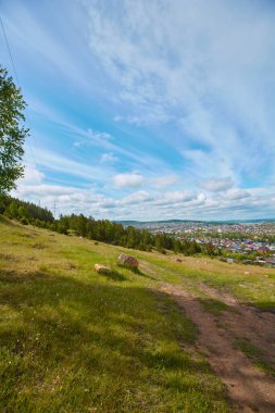 Miassa şehrinin eski kısmının manzarası. Şehrin güney kesiminde yer almaktadır. Arka planda güney Urallar 'ın sıradağlarını görebilirsiniz..
