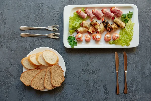 Свежий Нарезанный Хлеб Блюдо Вкусной Холодной Закуски Мини Канапе Рулоны — стоковое фото