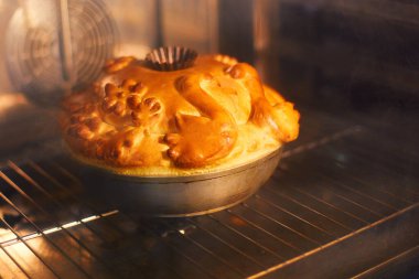 Geleneksel Rus düğün ekmeği fırında pişirilir. Korovai.