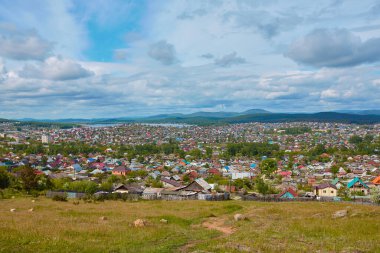 Miassa şehrinin eski kısmının manzarası. Şehrin güney kesiminde yer almaktadır. Arka planda güney Urallar 'ın sıradağlarını görebilirsiniz..