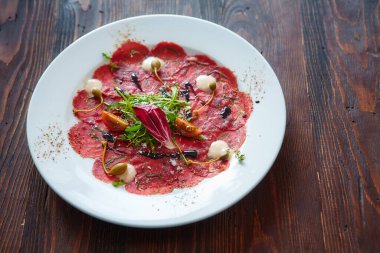 Mermer etli carpaccio. Üst manzara, düz uzanma