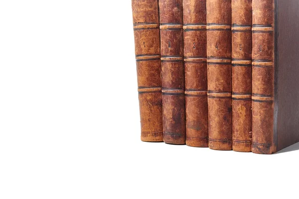 白い背景に隔離された茶色の革に縛られた古い本のスタック テキストのスペース — ストック写真