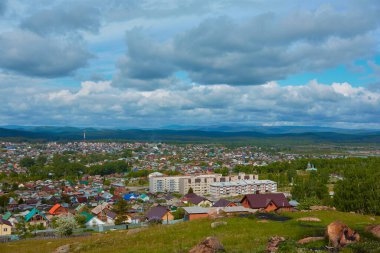 Miassa şehrinin eski kısmının manzarası. Şehrin güney kesiminde yer almaktadır. Arka planda güney Urallar 'ın sıradağlarını görebilirsiniz..
