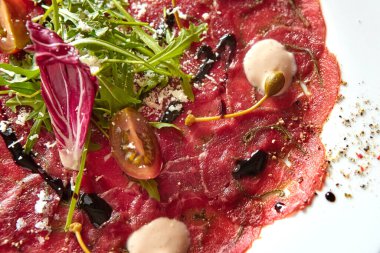 Mermer etli carpaccio. Üst manzara, düz uzanma.