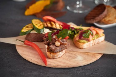 Çeşitli topingler ile çeşitli bruschetta. Iştah açıcı bruschetta. Çeşitli küçük sandviçler. Mix bruschetta.