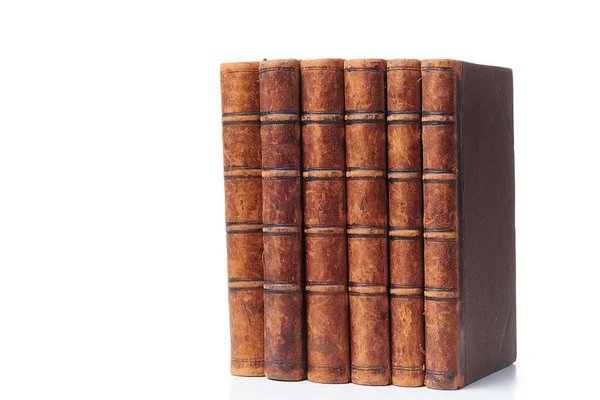 白い背景に隔離された茶色の革に縛られた古い本のスタック テキストのスペース — ストック写真