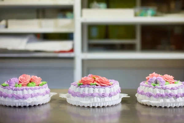 Process Decorating Cakes Pastry Shop Pastry Chef Makes Flowers Out — Stock Photo, Image