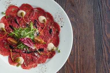 Mermer etli carpaccio. Üst manzara, düz uzanma.