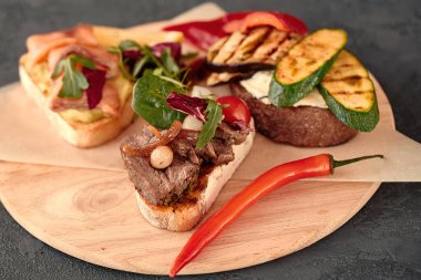 Çeşitli malzemelerle çeşitli bruschetta. İştah açıcı bruschetta ya da kabuklu crostini. Çeşitli küçük sandviçler. Bruschetta 'yı karıştır.