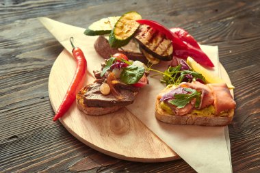 Tahtaya balık, et, sebze ve peynir konmuş Geleneksel İtalyan aperatifi veya aperatifi, antipasto.