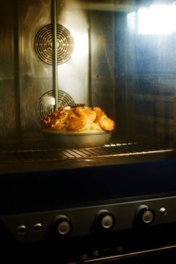 Geleneksel Rus düğün ekmeği fırında pişirilir. Korovai.