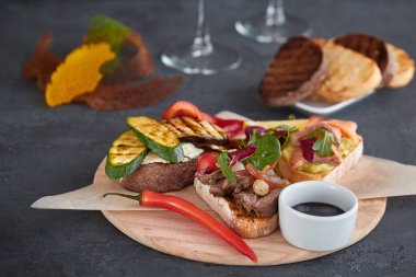 Tahtaya balık, et, sebze ve peynir konmuş Geleneksel İtalyan aperatifi veya aperatifi, antipasto.