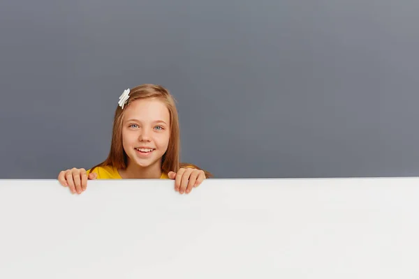 Ein Lachendes Mädchen Hält Eine Leere Tafel Mit Platz Für — Stockfoto