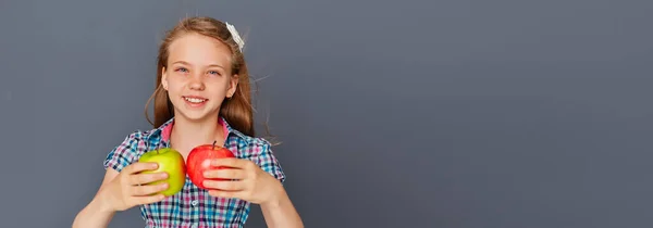 Uma Garotinha Fofa Escolhe Entre Uma Maçã Verde Vermelha Fundo — Fotografia de Stock