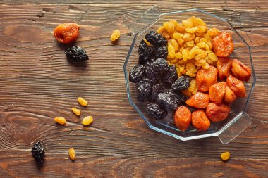 Evde yemek ve içmek için kurutulmuş meyveler. Kuru kayısı, kuru erik, kuru üzüm..