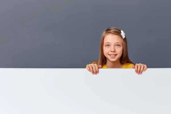 Ein Niedliches Lächelndes Mädchen Hält Eine Leere Tafel Mit Platz — Stockfoto