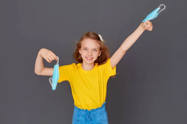 Das Mädchen Schwenkt Fröhlich Die Masken Die Nicht Mehr Gebraucht — Stockfoto