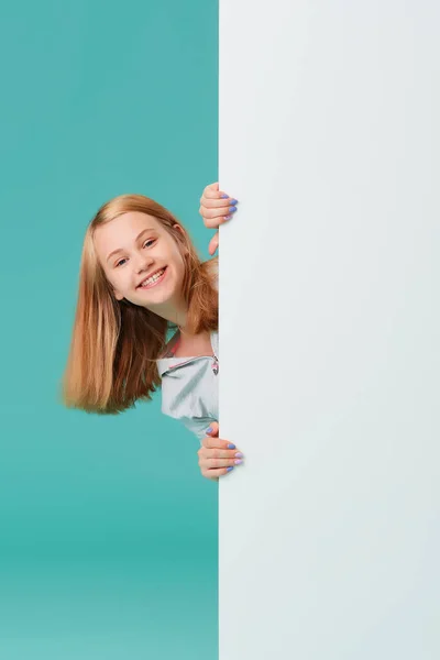 Uma Menina Rindo Contra Fundo Azul Turquesa Segura Uma Placa — Fotografia de Stock