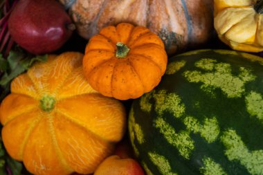 Kabak, sebze ve meyve ile Sonbahar arka plan. Sonbahar hasadı. Mevsimlik teklifler için mockup. Üstte görüntü.