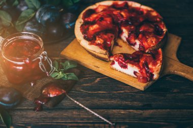 Cam bir kavanozda ev yapımı erik pasta ve reçel, taze erik ile sonbahar tatlı, pişirme, sağlıklı vejetaryen gıda.