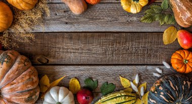Sonbahar çerçeve sağlıklı vejetaryenler gıda. Yemek arka planı. Şükran Günü yemeği için malzemeler. Mısır, kabak, ahşap masa üzerinde meyve, üst görünümü.