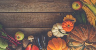 Sarı yaprakları, kırmızı elma ve kabak ile Sonbahar arka plan. Kopya alanı ile yaşlı ahşap üzerinde sonbahar hasat Çerçevesi. Mevsimlik teklifler için mockup. Üstte görüntü.