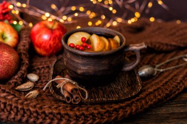 Sonbahar, sonbahar yaprakları, çay sıcak fincan, vintage ahşap masa arka plan üzerinde örme battaniye. Mevsimlik, sonbahar sıcak içeceği. Sonbahar rahatlatıcı ve natürmort kavramı. Tonlu görüntü. Seçici odaklama.