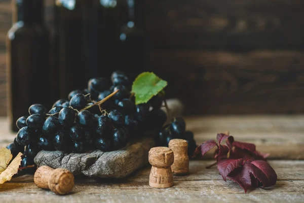 Trauben Mit Weinflaschen Käse Und Herbstblättern Auf Hölzernem Hintergrund Mit — Stockfoto