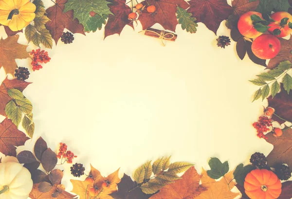 秋の構図 秋の葉 カボチャ リンゴとパステルの背景にスパイスで作られたフレーム 秋の概念 フラットレイアウト トップビュー コピースペース — ストック写真