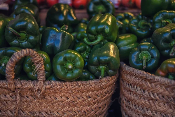 农民市场的新鲜蔬菜和有机蔬菜 城市夏季农贸市场的本地农产品 — 图库照片