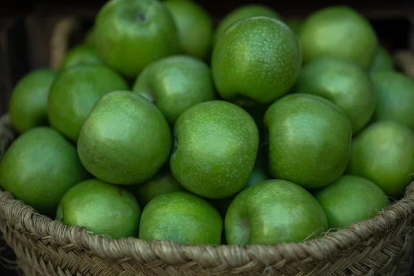Biologische Fruitkraam Een Boerenmarkt Verkoop Van Verse Groenten Uit Tuin — Stockfoto