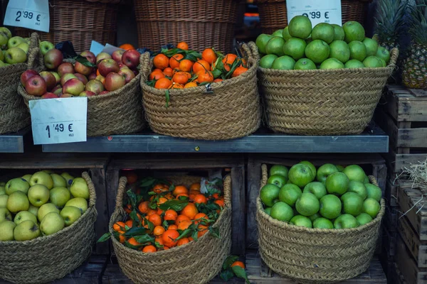 Taze Meyve Sebzelerle Çiftçi Pazarı Lezzetli Bir Karışım Biyolojik Sağlıklı — Stok fotoğraf
