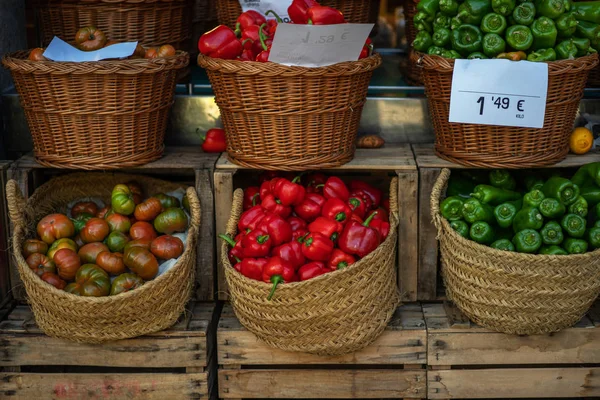 Különböző Friss Zöldségek Eladásra Helyi Piacon Organikus Mezőgazdasági Termékek Frissen — Stock Fotó