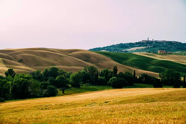 전형적인 토스카나 풍경의 장엄한 들판과 도로에 아름다운 이탈리아 — 스톡 사진