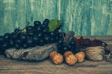 Eski gri ahşap yüzeyinde olgun mavi üzüm. Tonlu görüntü.