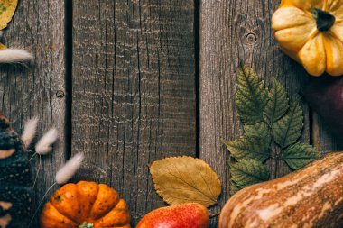 Sonbahar yaprakları ve kabaklar ile Sonbahar arka plan. Kopya alanı ile yaşlı ahşap güz hasat. Mevsimlik teklifler için mockup. Üstte görüntü.