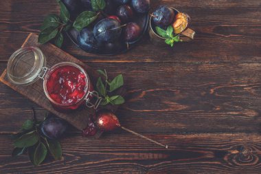 Kırmızı erik ve elmadan yapılan acı sos. Hint mutfağı. Et, pirinç ve diğer yemeklere katkı sağlar. Organik, sağlıklı meyveler. Tonlanmış görüntü. Seçici odaklanma. Üst Manzara. Boşluğu kopyala.