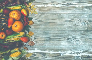 Sarı yaprakları, kırmızı elma ve kabak ile Sonbahar arka plan. Kopya alanı ile yaşlı ahşap üzerinde sonbahar hasat Çerçevesi. Mevsimlik teklifler için mockup. Tonlu görüntü, kopyalama alanı.