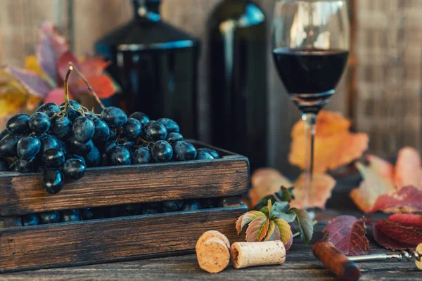 Rode Wijn Met Fles Glas Druiven Houten Achtergrond Afbeelding Van — Stockfoto