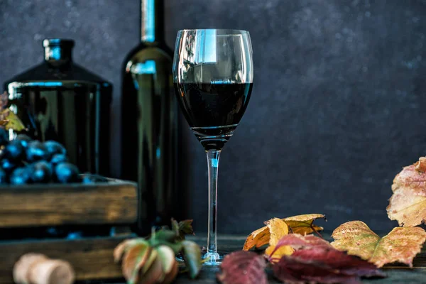 Rotwein Mit Flasche Glas Und Trauben Auf Holzgrund Weinkopfbild Weinglas — Stockfoto