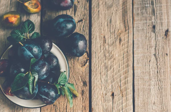 Prunes Bleues Fraîches Avec Feuille Verte Sur Une Vieille Surface — Photo