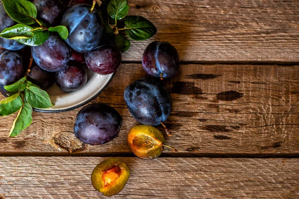 Färsk Hög Med Plommon Gammal Skål Rustikt Bord Med Grönt — Stockfoto