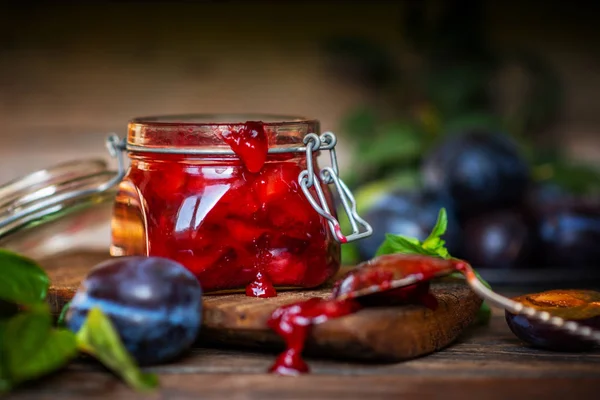 Salsa Ciruela Bote Las Ciruelas Azules Maduras Sobre Mesa Comida — Foto de Stock