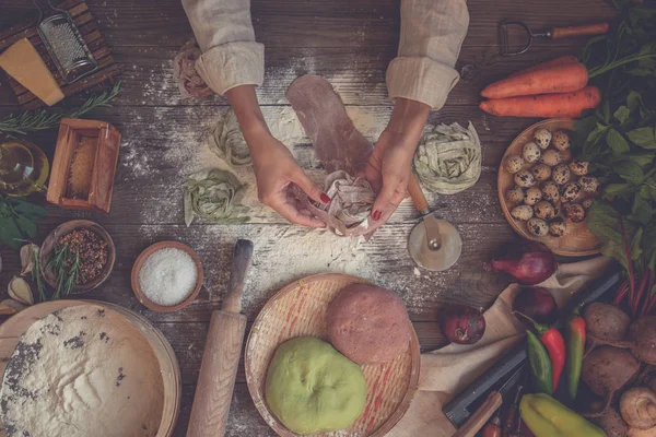 Женские Руки Делают Свежую Домашнюю Пасту Цветные Сырые Овощные Макароны — стоковое фото